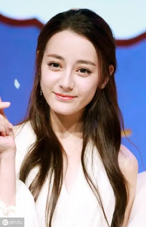 迪丽热巴站姿火了两膝盖之间连纸张都塞不下谁能做的到