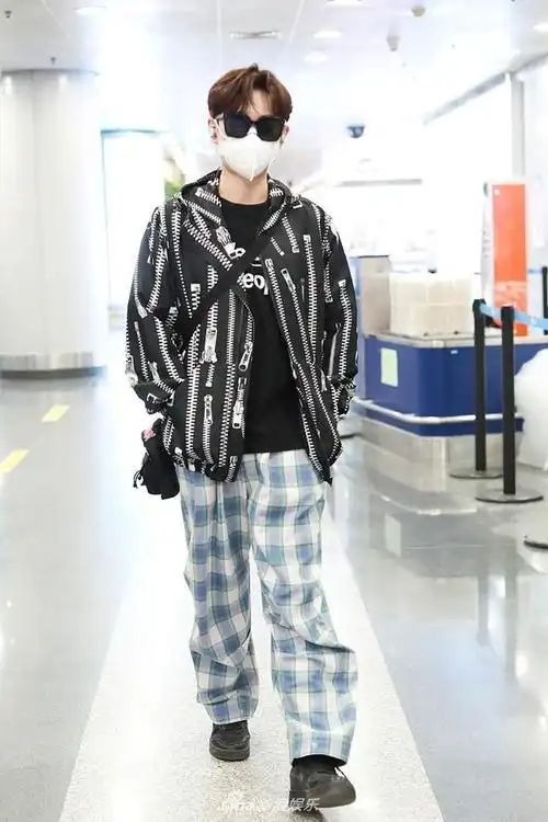 新浪娱乐讯 2021年5月20日,北京,汪苏泷现身机场.