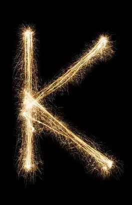 在黑色背景上的烟火字母表中的字母的英文字母 k.