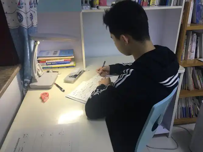 晚上,认真完成老师布置的作业.