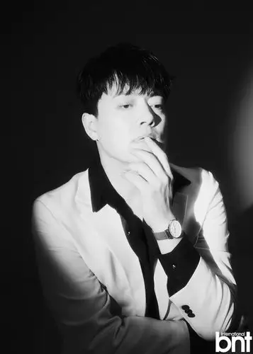 金炯默拍摄bnt写真 属于成熟男人的黑白魅力