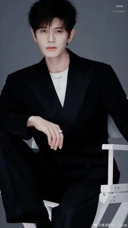 从热血乒乓小将,到爱岗敬业机场地勤,从积极选秀唱跳歌手,到偶然进入