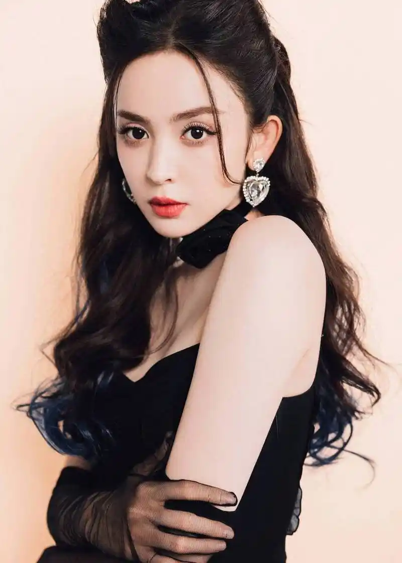 古力娜扎身穿黑色吊带装,展现出性感的锁骨和优美的颈部线条.