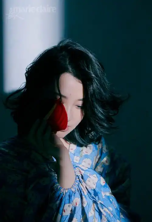 许晴卷发优雅性感写真图片