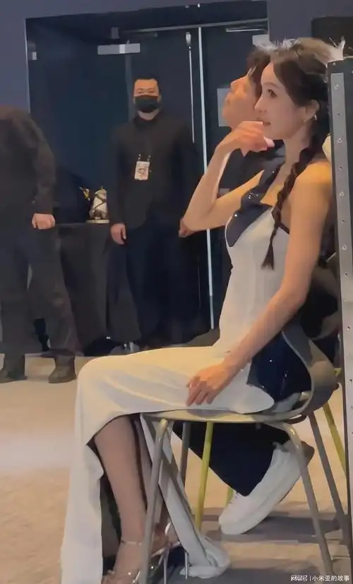 杨幂后台直拍流出,乖巧坐姿成焦点,网友:班花级女神!|长裙|白皙|娱乐