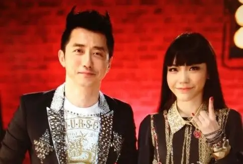 庾澄庆邀吴莫愁出席活动笑称不接受姐弟恋