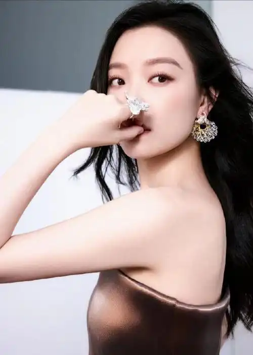 倪妮工作室出图了##倪妮鎏金抹胸裙