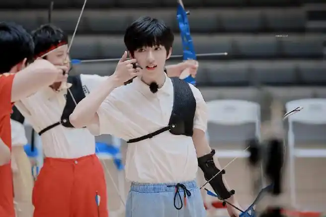 会内场图之贺峻霖饭拍一个运动场上的快乐少年,拉弓射箭的样子好帅啊!