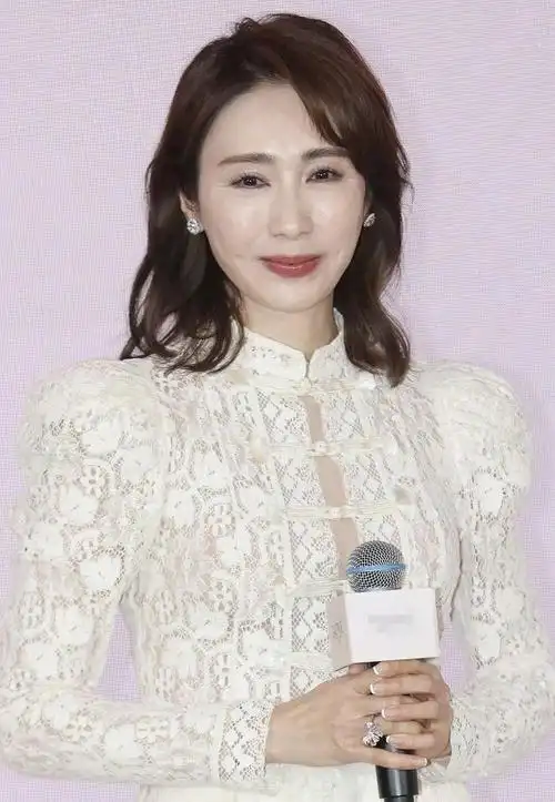 黎姿亲自晒出了很多参加活动的照片,黎姿身着一件白色蕾丝上衣和一条