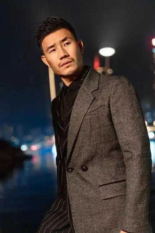 嘎子哥谢孟伟此次重庆江边的西装写真照中,也可以看到他硬汉柔情的一