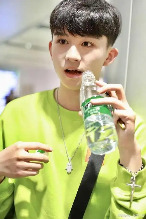 李明德这名可爱的内地男演员近来饱受网友关注和热议.