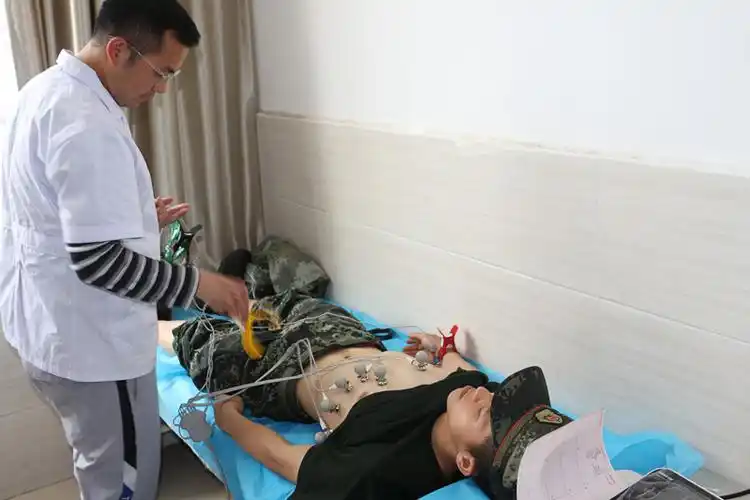 霍邱县二院为驻县武警中队官兵免费体检