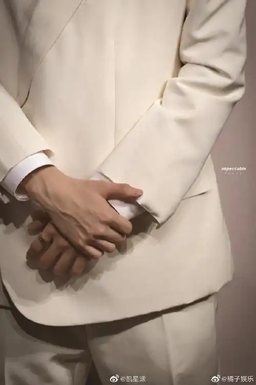 王俊凯纯白西装