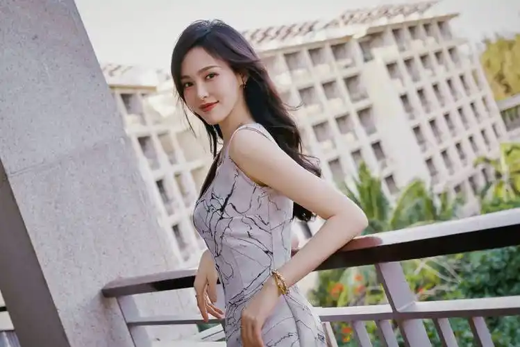 唐嫣惊艳亮相活动现场,高叉紧身裙展现多重魅力_身材_照片_设计