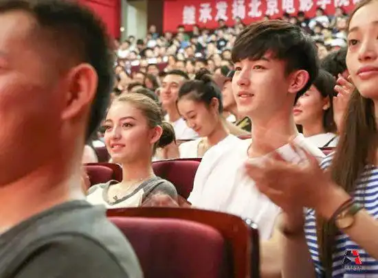 北电开学典礼星光熠熠关晓彤郭俊辰抢眼