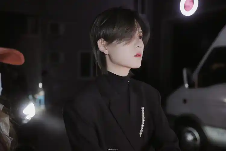 陆柯燃今日下班饭拍 黑色西装在深夜整个氛围感拉满