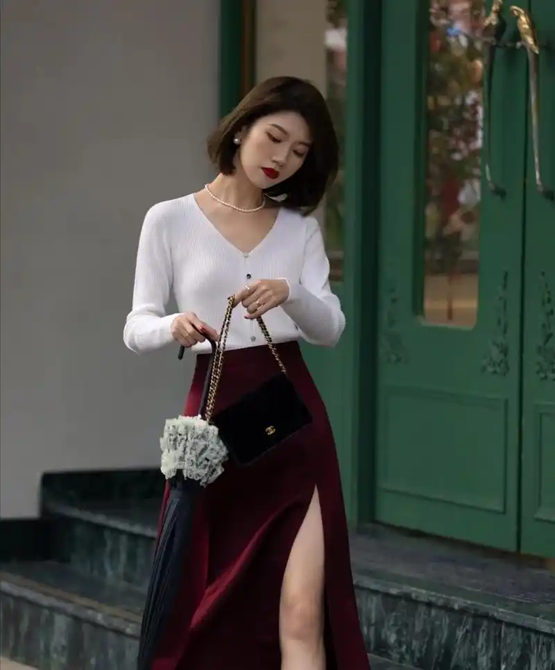 颜色之一,它的亮度和饱和度都很高,因此对肤色有非常高的要求,而喜欢