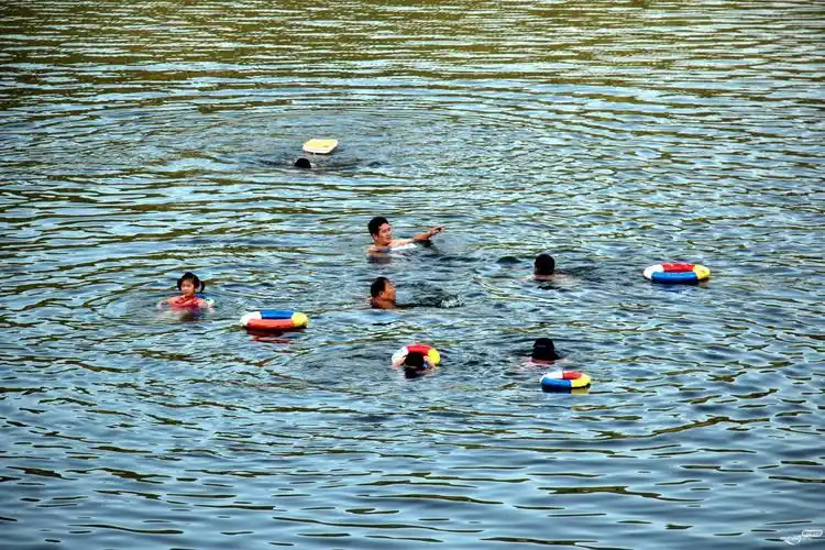 泮坑水库总是有人下水游泳的