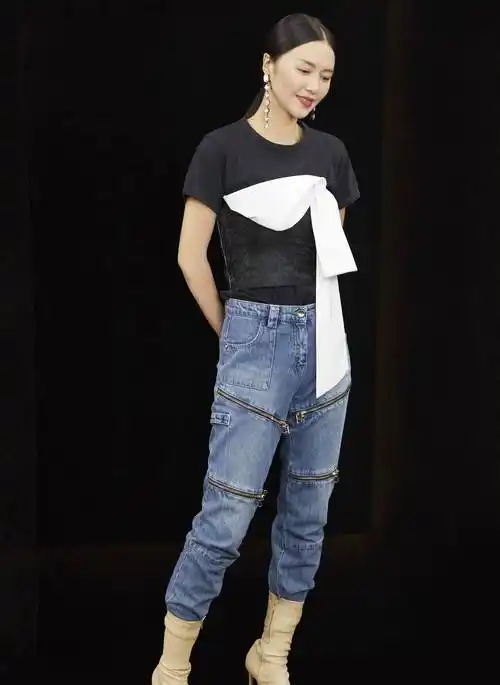 歌手谭维维的高跟鞋美图_尖头_白色_明星