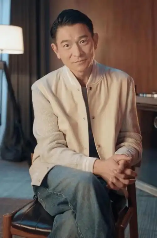 刘德华身体状况让人担心,佝偻着身子,一瘸一拐,看起来有些疲惫