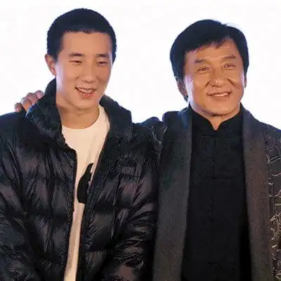 成龙和张国立的关系有多好?把儿子都养得一样,不争气