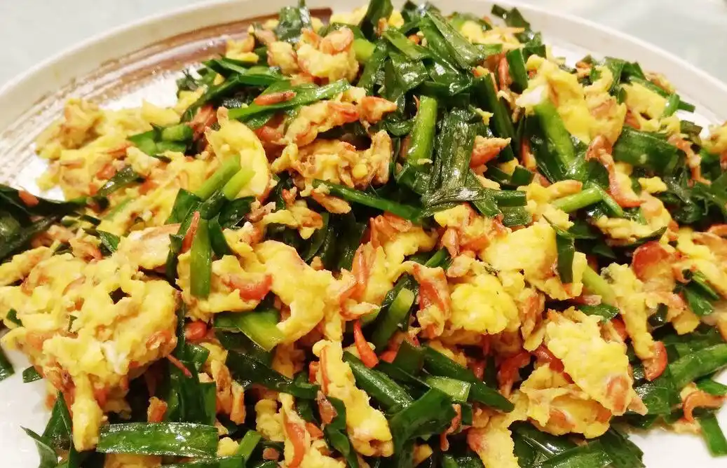 韭菜虾皮炒鸡蛋,鲜嫩得想吞掉舌头,做法简单,5块钱的家常菜
