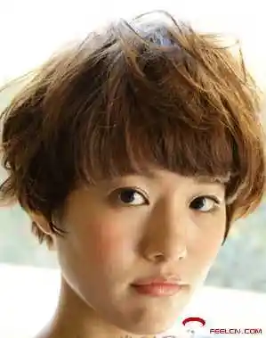 一款轻盈的齐肩烫发发型,自然的发色随意有气南,短发烫发不但修颜而且