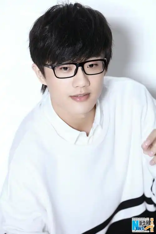 许嵩全新写真曝光 音乐才子微笑暖心