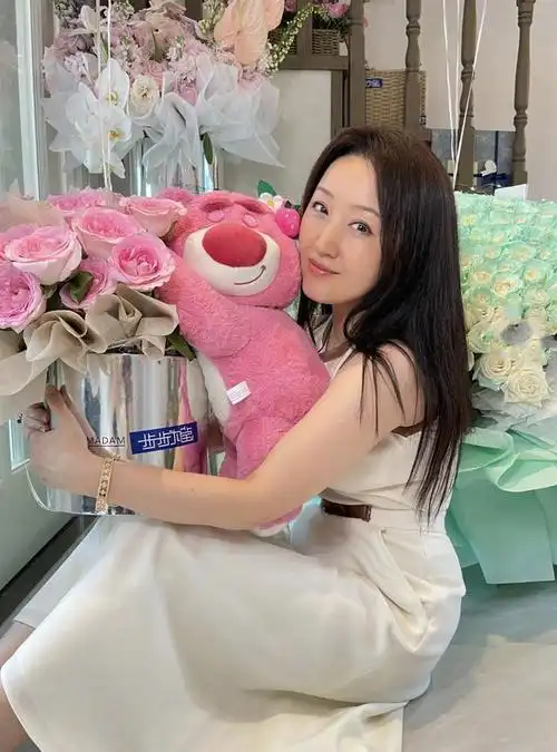 52岁杨钰莹怀孕了穿紧身长裙肚子又圆又鼓前男友已结婚生子