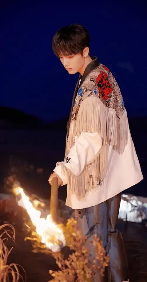 肖战居家氛围感#有被肖战惊艳到,肖战本人可以说是一整个浪漫氛卫拉