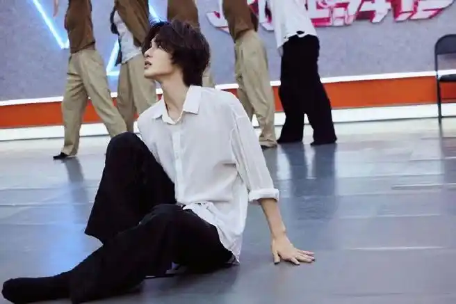 朱正廷是雕吗#朱正廷晒自己的背影照,这个造型怎么越看越像雕啊?