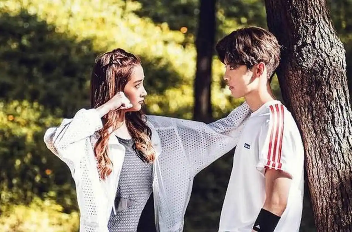 关晓彤竟然只是鹿晗爱而不得的替身,高中时的鹿晗对校花魏千雅一见