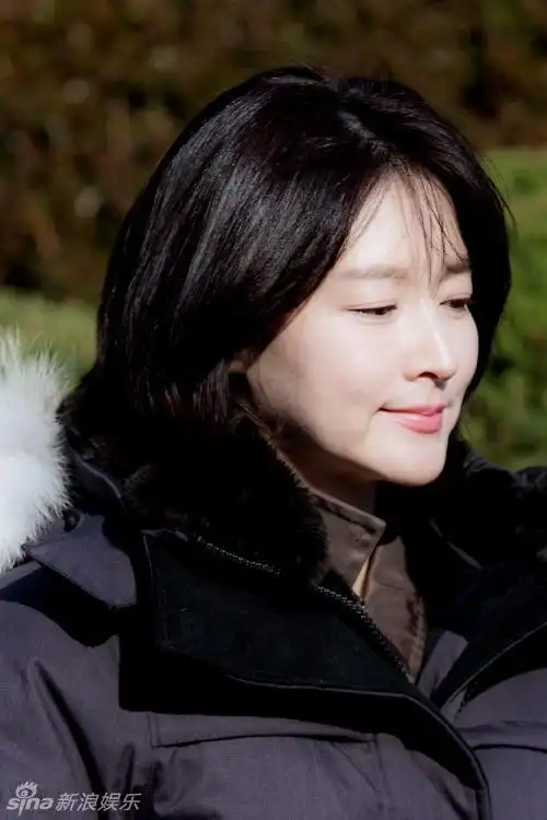 李英爱新剧开拍短发温柔