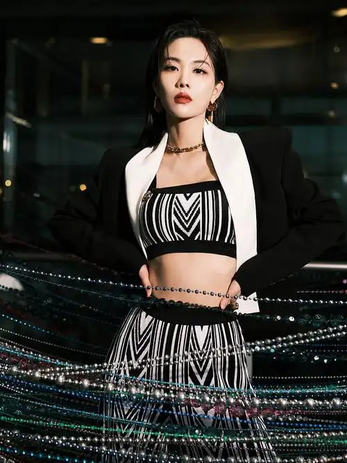 打开凤凰新闻,查看更多高清图片近日,王霏霏现身品牌直播活动并拍摄一