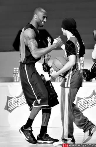 科比秀吉他惊到周杰伦投篮比赛黑人帮周董