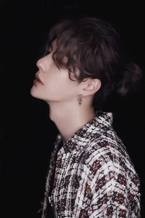 王一博这样脖子修长喉结突出的真的是太好看了.