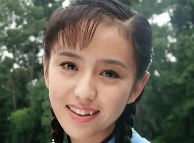 虎牙依然"健在",让观众长舒一口气,幸好没拔,否则佟丽娅就失去了特色