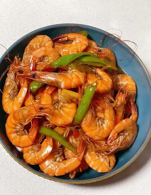 姜,蒜,小米辣,青椒适量02做法:11566食材清洗干净切好备用,虾