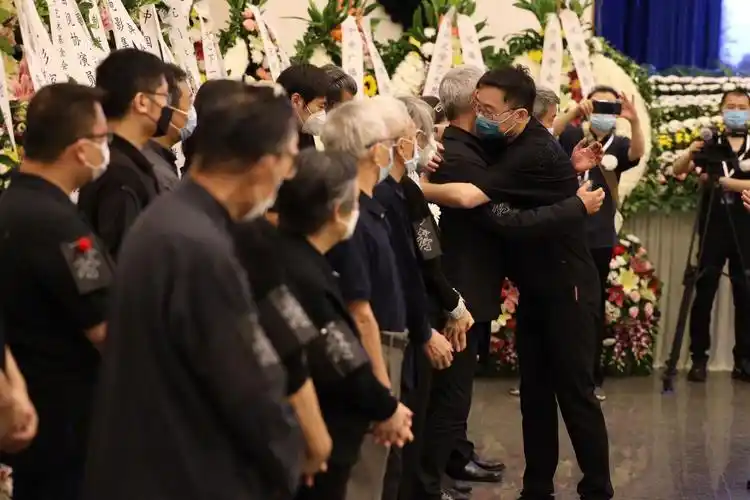 于蓝遗体告别仪式在京举行 葛优等电影人前往悼念_明星活动_图集_电影