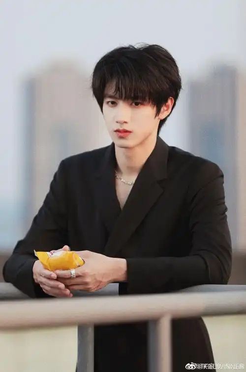 我们家的项链就算是搭配西装也有被帅到#killwinner##朱志鑫##朱志鑫