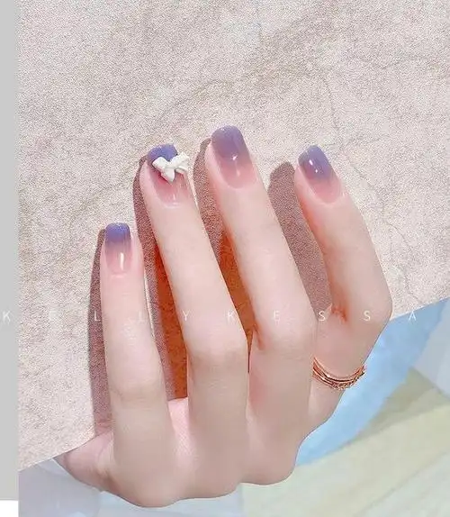 涂什么颜色的指甲油显手白