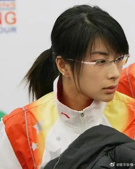 稍微侧一点脸就会改变脸型和显瘦接下来是较瘦时期的一些郭晶晶的照片