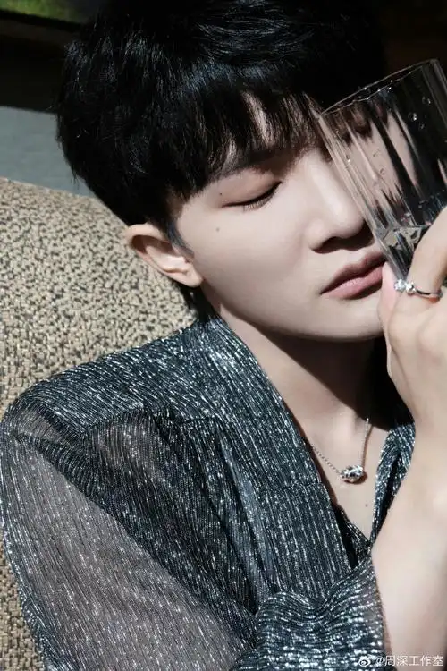 周深年度最具影响力内地男歌手##周深跳舞的月光mv##周深国家大驹院