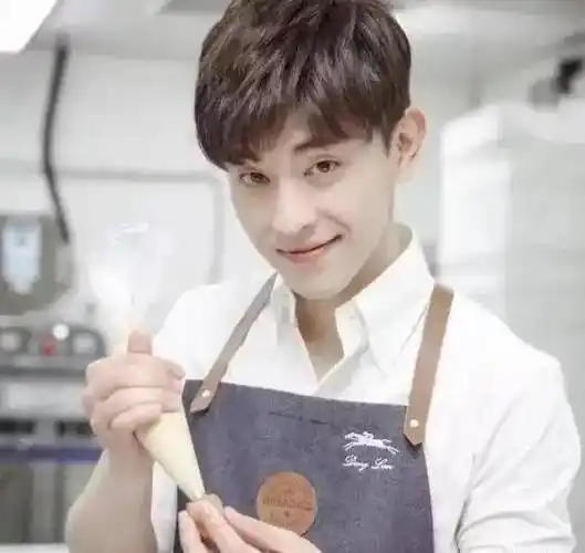 杨紫当年向他3次表白,迪丽热巴暗恋他3年,他究竟有多大的魅力?