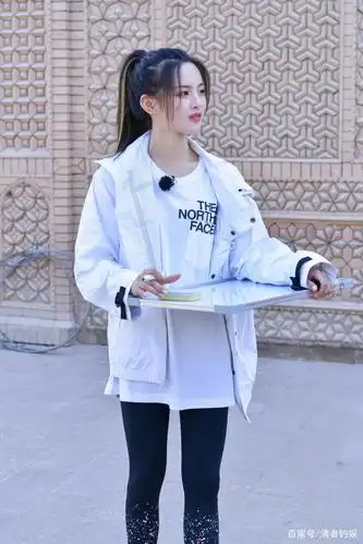 杨超越《极限挑战》最新美照来袭,综艺感十足,生日撞上成团时长