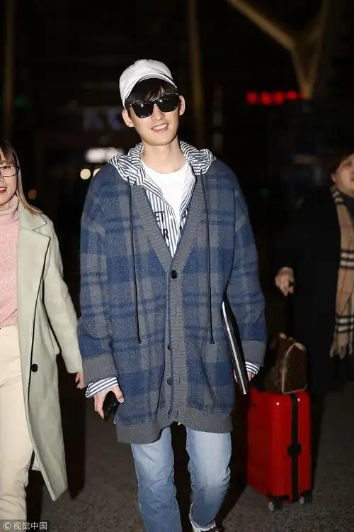 张翰出国领奖帅气亮相机场 格纹外套配棒球帽变街头boy