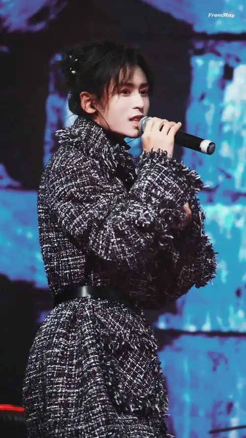 张哲瀚[超话]#等你开一场很大很大的演唱会@张哲瀚疯子