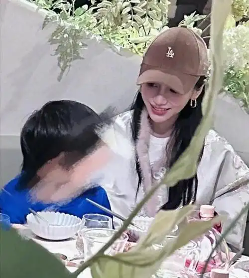 这一夜杨颖面子碎一地咖位降级与杨超越同座全脸写满憔悴迷茫