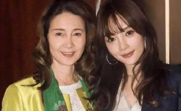 祸不单行!李小璐妈妈惹众怒!李小璐隐藏多年的父亲遭曝光!