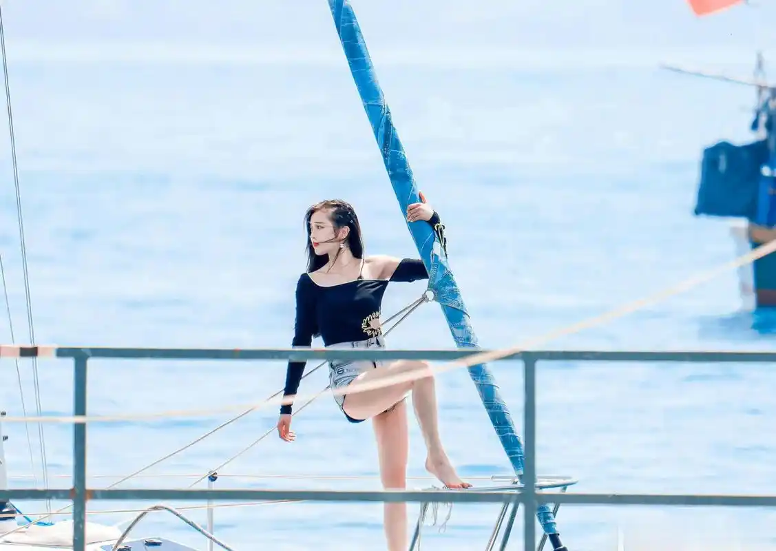 吴宣仪海边玩耍美腿